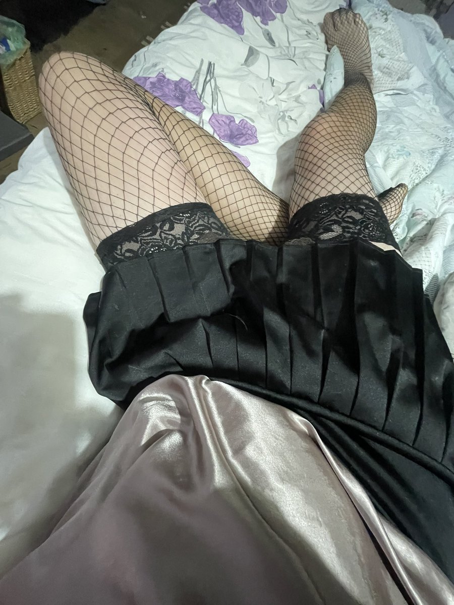 Satinslave58's tweet photo. Fishnet kind of a morning #satin #stockings https://t.co/BxhyK3KzDH
