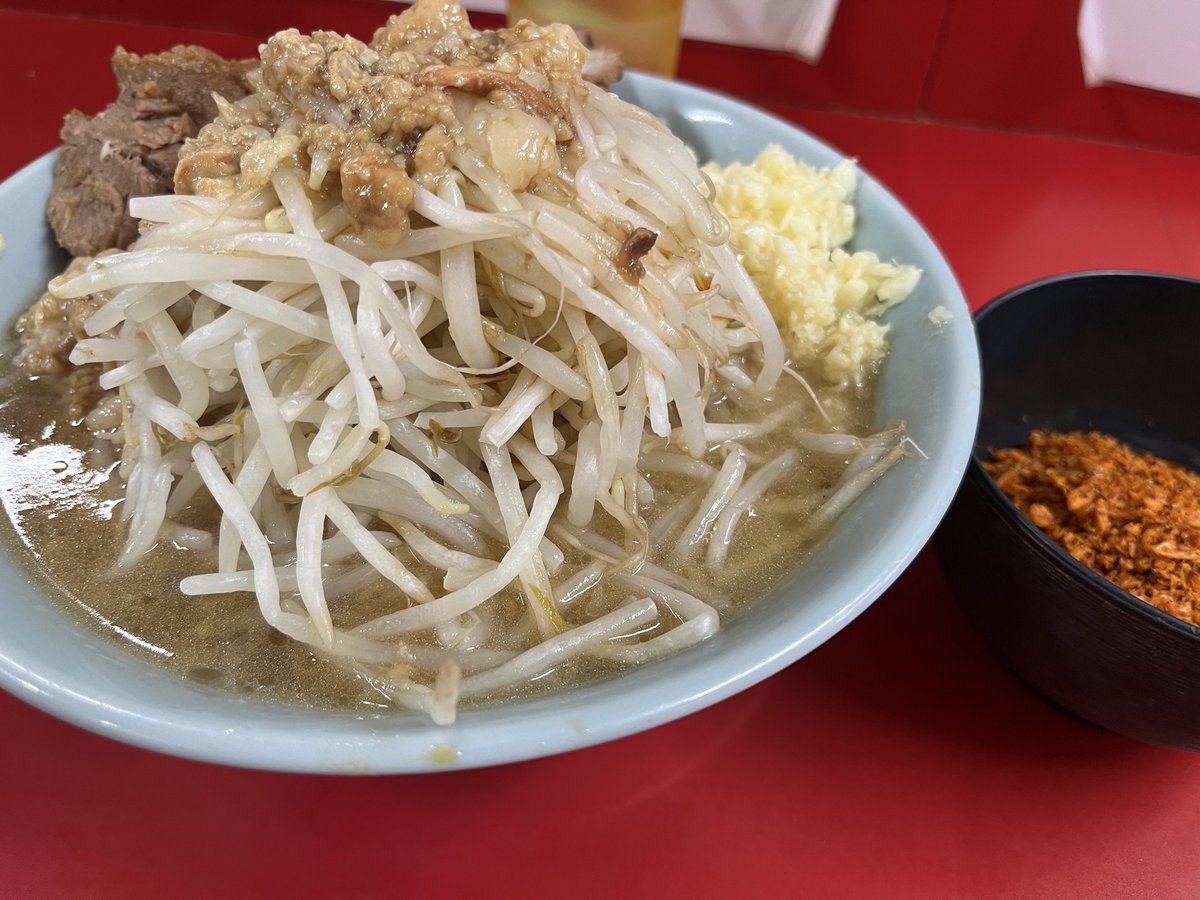 abelkain_PA84's tweet photo. ラーメン二郎 新宿歌舞伎町店
小ラーメン全マシ＋限定ふりかけ
美容院でふとしさんと二郎の話ばっかしてたら急に行きたくなり駆け込むように入店。
豚が美味いしマシた野菜とふりかけが相性良くて大変満足 https://t.co/ahxR91O3Pc