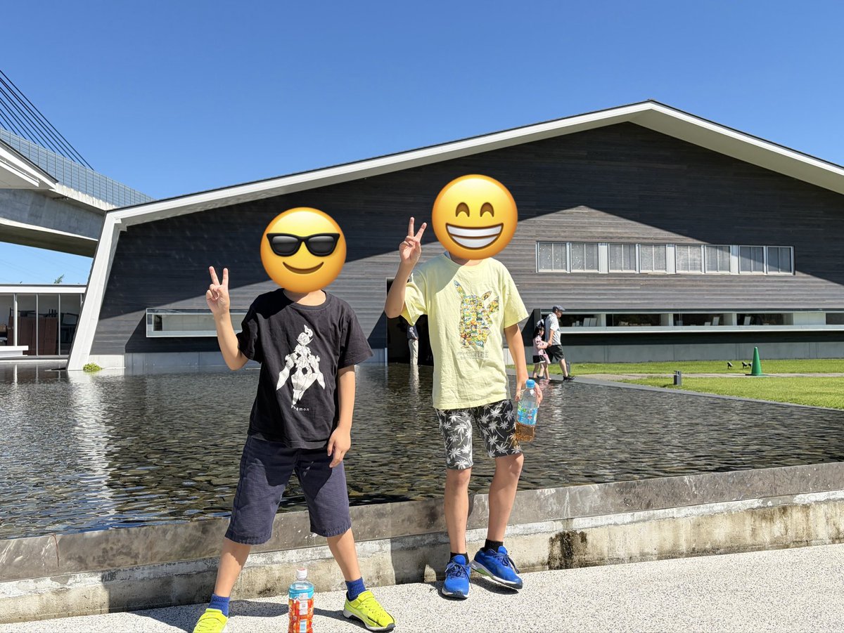 dai222ito's tweet photo. 小5長男と小2次男の接待で、御在所SA＆菰野へ🚗
御在所SAでミューツーのスタンプをゲットする所までは良かったが、御在所ロープウェイが強風で運転休止に🚡🌀😭
アクアイグニスの温泉＆カフェで埋め合わせることで許してもらえた♨️
お留守番の妻への土産は辻口まんじゅう🍵 https://t.co/cbyljefM8P