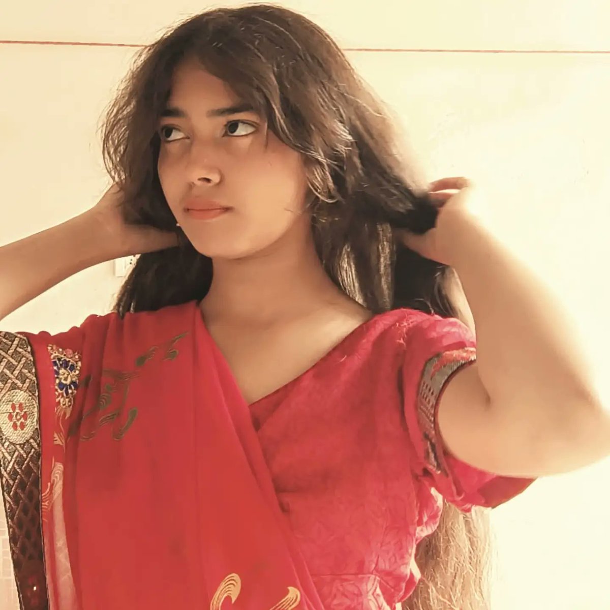 Tamires541's tweet photo. Romanticising my mom’s saree. https://t.co/ingpa1aLdQ