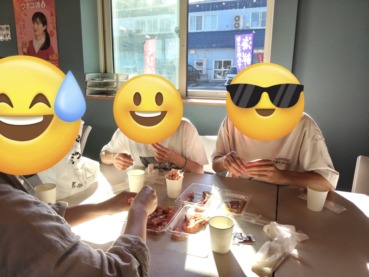 rakuda_ookami's tweet photo. シルバーウィークという事で、嫁画伯の姉御家族が遊びに来ておられまして。
せっかくなのでと増毛の港町市場へ皆で来たんですが、買ったばかりのボタンエビを向かいの無料休憩場で生のままワシワシ喰いはじめ、やはり後志地方の出身者は（海の幸に関しては）結構ワイルドだなぁと感心されられました💦 https://t.co/9QGK9UOIKo