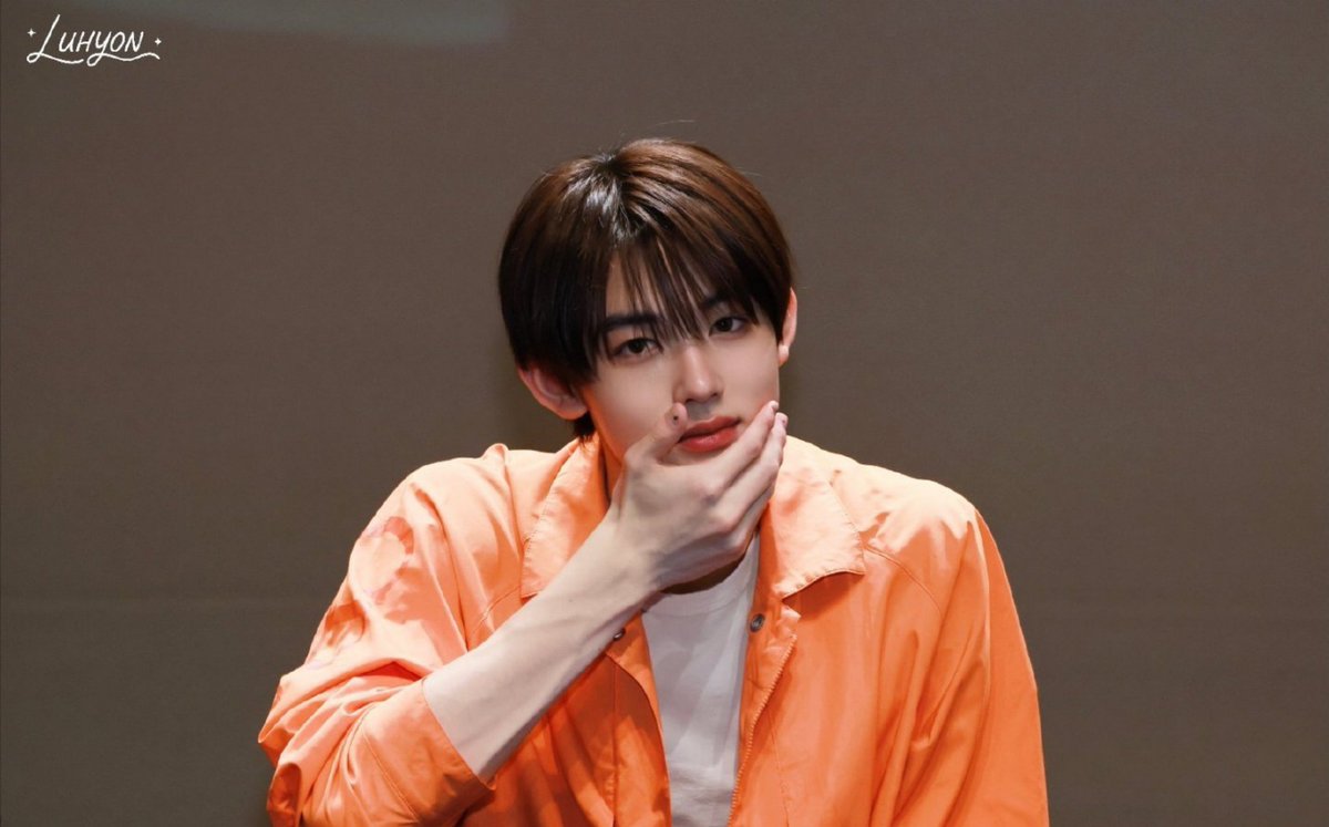Lavlis5bnr's tweet photo. EOMPACT fills the room when Seonghyeon speaks, EOMSEAN shines through his expressions, and EOMUSE makes us replay his MC clips again.
MC EOM TAKES OVER
#SEONGHYEONonAir
#ソンヒョン大活躍
#SEONGHYEON #성현 https://t.co/aDKiUrCvem