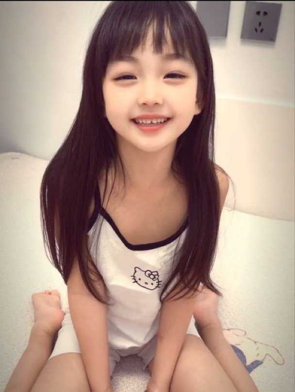 emily39od6's tweet photo. 开始长点毛毛了！！不过很干净！！

刚拍了点照片！有人锐评我13岁的福吗？  

是粉哒！！看完不许乱说噢！！ https://t.co/61DwuIWfmt