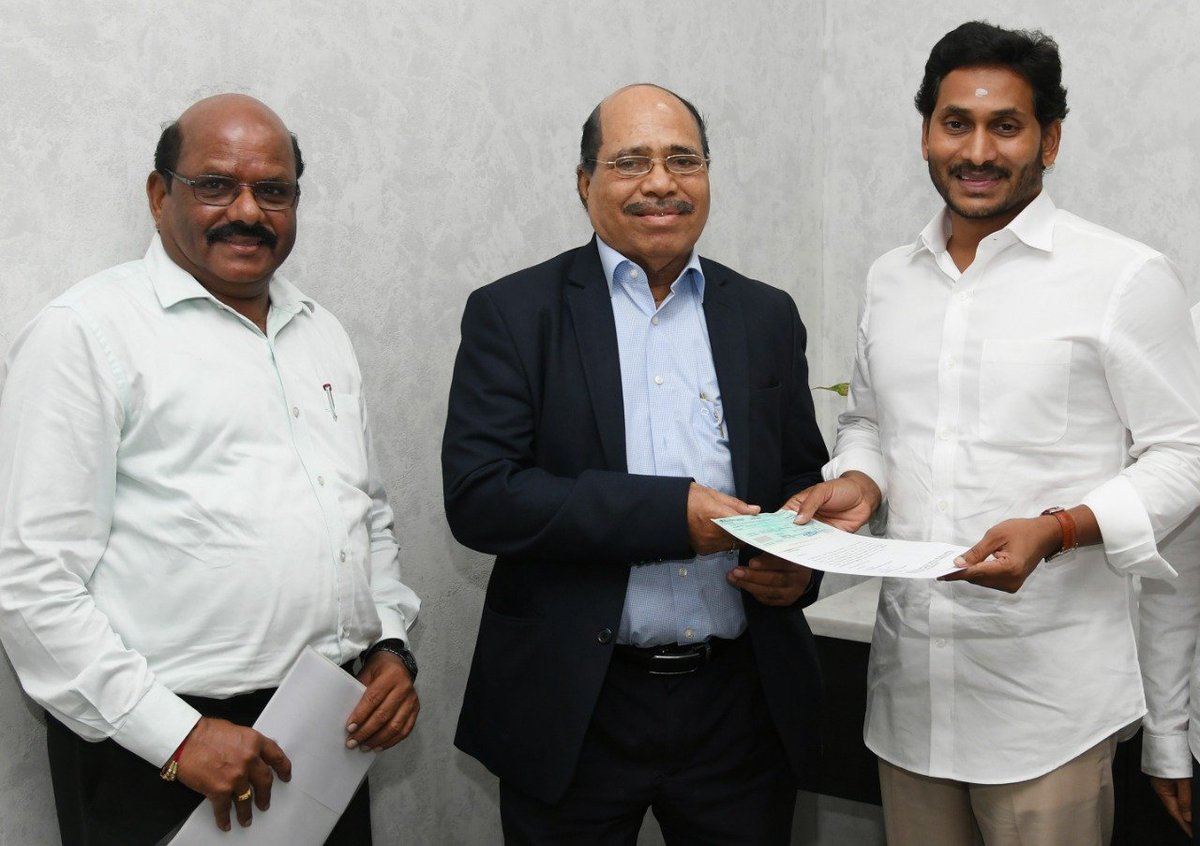 anonymous4vjpk's tweet photo. many minor girls are alleged to have been sexually @bused by R. Veeramani

Vijay has ordered strict action and a thorough investigation into the case, cause the PREVIOUS GOVERNMENT failed to act.

NOTE: Veeramani donated ₹1.05 crore to the AP CMRF 2022,  received by  Y.S. Jagan https://t.co/3fHP0gyNdG