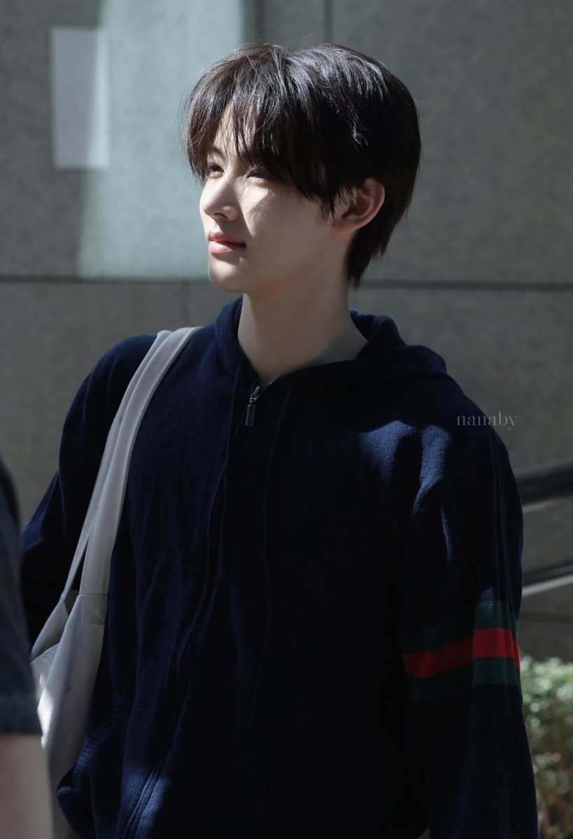 Lavlis5bnr's tweet photo. Seonghyeon’s smooth MC reactions bring great EOMPACT, EOMSEAN highlights his charm, and subtle EOMUSE makes every shot stunning.

MC EOM TAKES OVER

#SEONGHYEONonAir
#ソンヒョン大活躍
#SEONGHYEON #성현 https://t.co/N7osc3tYr7