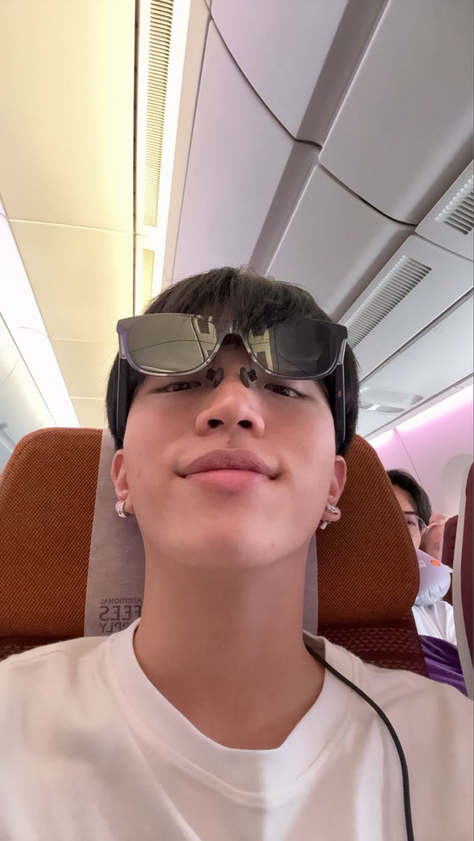 keenkeno_sp's tweet photo. ทุกคนดูชอบแว่นสองชั้นผมกัน5555 มันดีมกานะครับเราไม่ต้องก้มดูนอนดูได้เลยแต่ไม่แน่ใจเรื่องตาเสียไหมเพราะไปอ่านๆมาเขาบอกว่าตาเราจะไม่เสียแล้ว พวกประสาทตาเนี่ยมันเกิดจากอายุ แต่ถ้าเพ่งจอจะเป็นเรื่องของตาแห้งเพราะว่าไม่ได้กระพริบตาเพ่งเป็นเวลานาน แล้วก็มึนหัวเนื่องจากใช้กล้ามเนื้อตา ตอนแรกผมก็กลัวจะสายตาสั้นแต่ไปหาข้อมูลมาคิดว่าไม่น่าสั้นแล้ว ที่เขาไม่ให้เด็กดูใกล้เพราะว่ากล้ามเนื้อตายังไม่แข็งแรง ไม่รู้จริงไหมรอหมอตามาตอบครับ ด้อมเรามีหมอตาไหมครับ