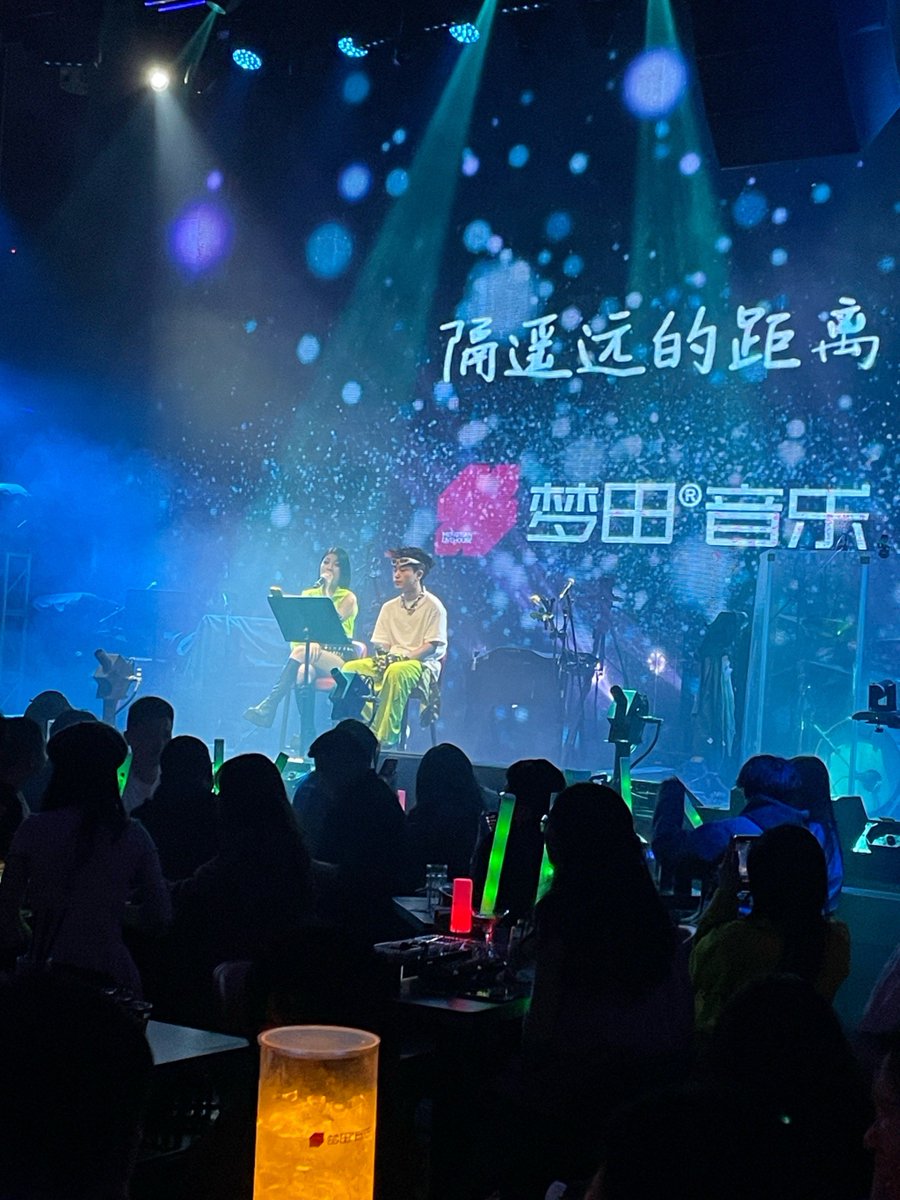 RossiSulthon's tweet photo. Feeling the warm vibes of tonight’s indie set—guitar riffs that wrap around like a hug, crowd singing along like one big family. Pure magic, no filter needed. https://t.co/GVFz4LQ0Nz