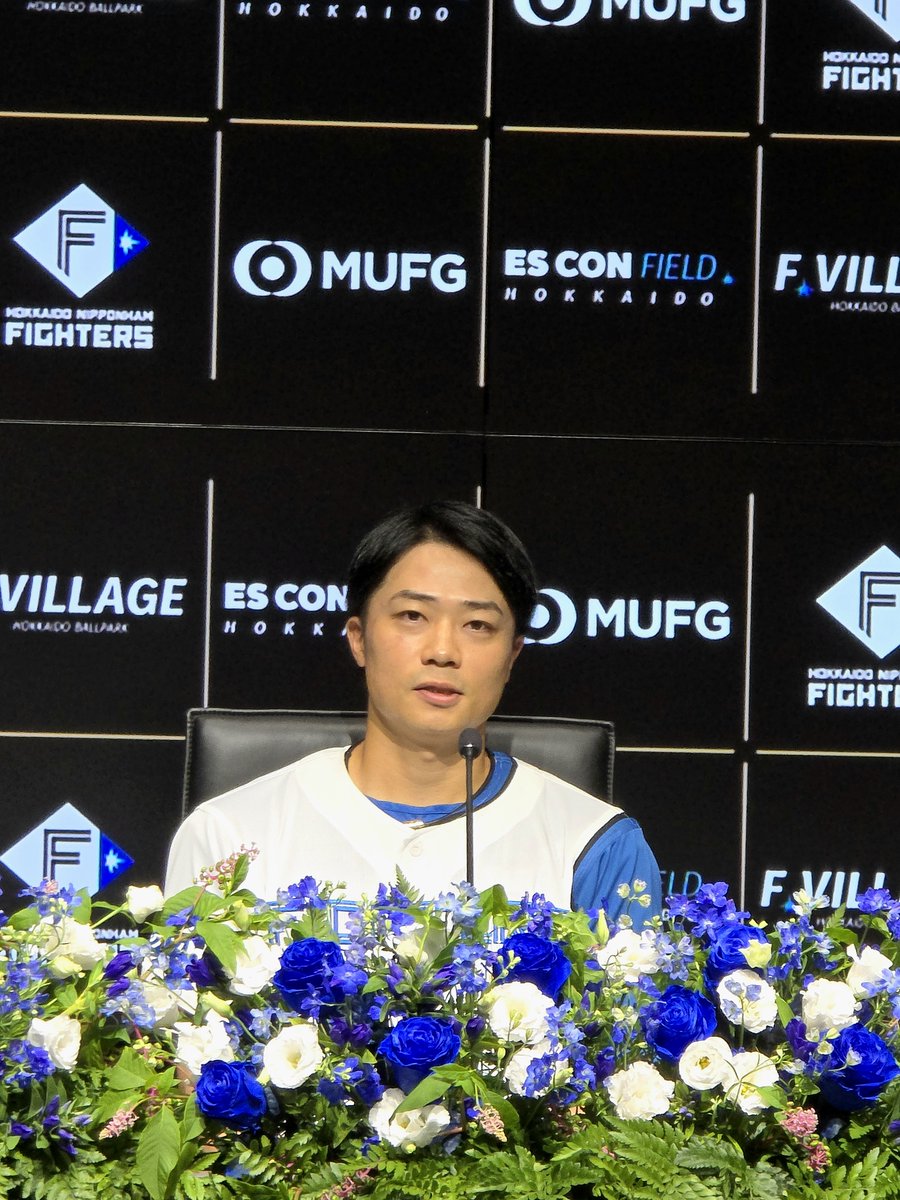 FightersPR's tweet photo. 中島卓也選手が引退会見を行いました！

サプライズで、子ガモの奈良間大己選手と細川凌平選手が登場🦆💐

#ありがとう中島卓也
#カルガモ隊
#lovefighters https://t.co/nQ40r0UIMb