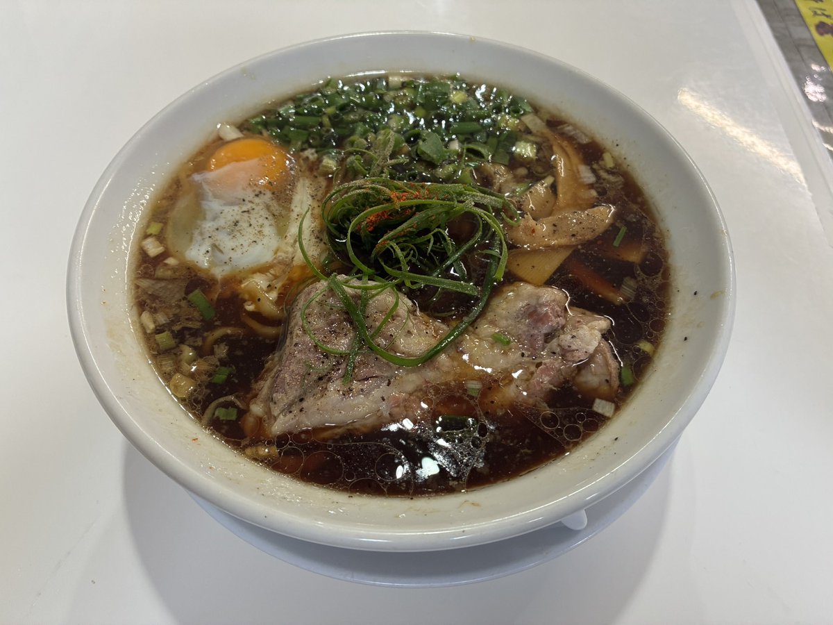 obaatsu's tweet photo. 中華そば壱の鹿屋ブラック。
甘めの醤油がよくて美味かった。
塩分消費したからなおのこと。
それにしても鹿屋はアップダウンが多くて大変だった https://t.co/yaQsBm2jij