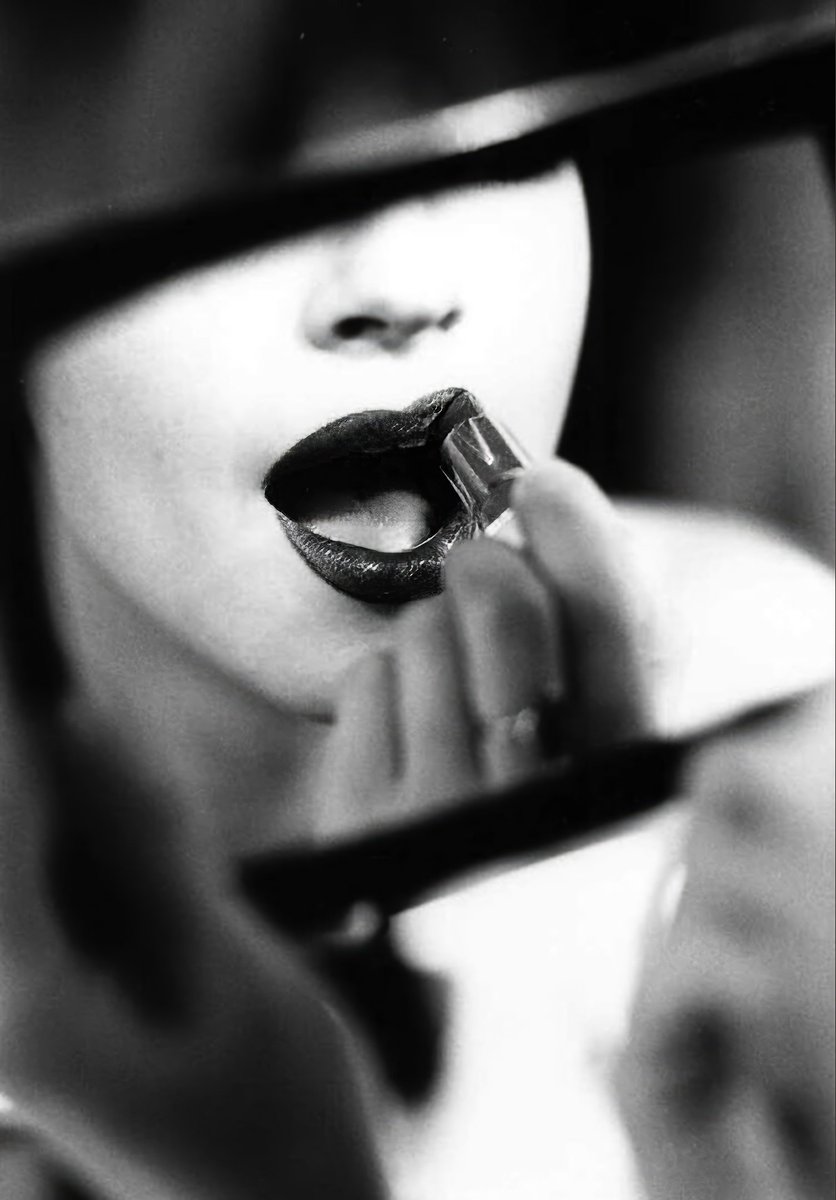 Anna_15_06_099's tweet photo. In time ..

© Ellen von Unwerth - Carmin, Paris, 2003 https://t.co/lqec8ISY1z