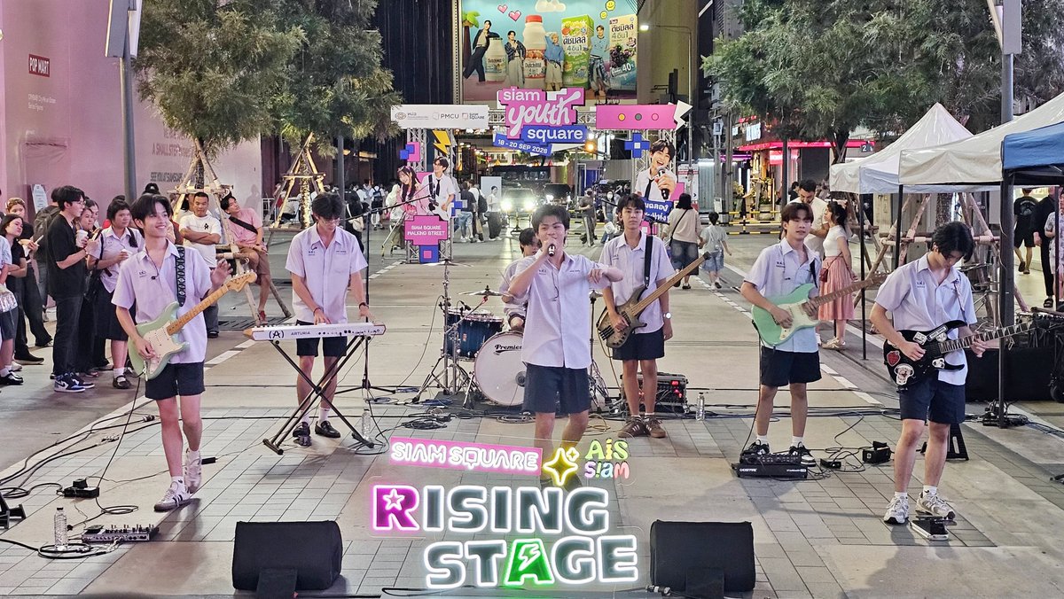 woopmag's tweet photo. “The Exurbs” บุกลาน AIS SIAM เปิดตัวเพลงแรก “มันยังชัดอยู่เลย” พร้อมดึง ARTY และ ETC ร่วมโชว์
#tia51 #tiamusic #theexurbs #เอ็กเซิร์บดิวะะ
ภาพเพิ่มเติม 📌: https://t.co/HiomYVBgOz
“The Exurbs” (ดิ เอ็กซ์เซิร์บ) เรียกได้ว่าเป็นอีกหนึ่งวงที่น่าจับตามองในยุค Gen Z ทั้งความสามารถในการร้อง และ เล่นดนตรีของเหล่าสมาชิกทั้ง 7 คน อย่าง ฟอร์ด(ร้องนำ) ปลาเก๋า(กีต้าร์) ซัน(กีตาร์) แซน(กลอง) โทบี้(คีย์บอร์ด) คอปเตอร์(เบส) และพัตโตะ(กีตาร์) ที่มาเปิดตัวโชว์ให้เหล่าชาวสยามGen Z ได้ร่วมชม พร้อมเปิดตัวเพลงแรกของวงอย่างเพลง “มันยังชัดอยู่เลย” หนึ่งในเพลงประกอบซีรีส์อย่าง LOVEx3 หลักสูตร(รัก)ภาคบังคับ ที่เหล่าสมาชิกวงได้ร่วมแสดงในซีรีส์เรื่องนี้อีกด้วย
เปิดตัวด้วยเหล่าสมาชิกทั้งหมดร่วมขึ้นโชว์กับ ARTY อดีตสมาชิกวง Bamm ที่ตลอดทั้งโชว์ทำเอาแฟนๆชาว AIS SIAM ร่วมร้องและส่งเสียงเชียร์น้องๆตลอดทั้งการแสดง ต่อด้วยโชว์ของวง ที่งานนี้หนุ่มฟอร์ดจัดเต็มพร้อมโชว์พลังเสียงและปล่อยเอเนอร์จี้แบบสุดพลัง พร้อมทั้งโชว์เพลง“มันยังชัดอยู่เลย” กันแบบสดๆ เรียกได้ว่าเพลงนี้เป็นเพลงแรกของวง ก่อนที่จะได้เปา-ต้นกล้า 2 นักแสดงจากซีรีส์ LOVEx3 หลักสูตร(รัก)ภาคบังคับ ขึ้นมาร่วมแจมในโชว์ ที่ทำเอาแฟนๆที่มารอชมส่งเสียงเชียร์สนั่นกลางสยาม ก่อนจะร่วมเก็บภาพบรรยากาศความประทับใจกับแฟนๆที่มาร่วมกิจกรรม และแขกรับเชิญสุดพิเศษที่ทำเอาทั้ง 7 หนุ่มตื่นเต้นมากกับการได้ร่วมแสดงกับวง ETC ที่ได้พี่หนึ่ง พี่บี และพี่โซ่มาร่วมแจมในโชว์นี้ เรียกได้ว่า “หูเคลือบหอง” เลยก็ว่าได้ ตลอดทั้งการแสดงทำเอาแฟนๆที่มาร่วมในกิจกรรมในครั้งนี้ได้ฟินกันสุดๆกับการแสดงที่รวบรวมความหลากหลายความประทับใจไว้ในครั้งนี้
สามารถติดตามทั้ง 7 หนุ่ม The Exurbs (ดิ เอ็กซ์เซิร์บ) ได้ทุกช่องทาง Official และรับฟังเพลง “มันยังชัดอยู่เลย” ได้แล้ววันนี้ได้ทุกสตรีมมิ่งแพลตฟอร์ม
