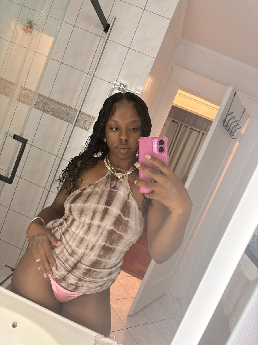icmuchodinero's tweet photo. my coochie pink my booty hole brown 😂 https://t.co/8PqmkRQohU