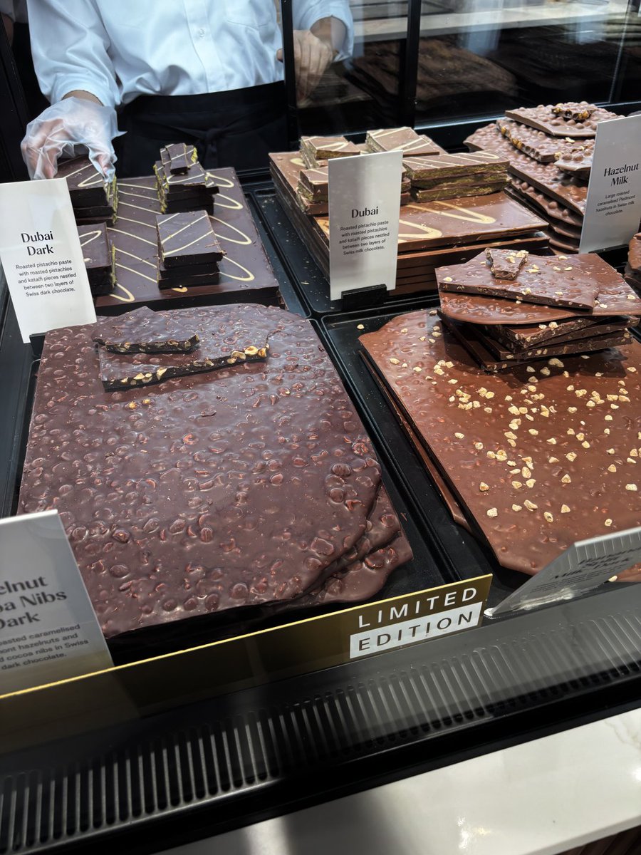 NebulaHazeq's tweet photo. Eating delicious chocolate makes me feel happy. https://t.co/g5yd2cVesn