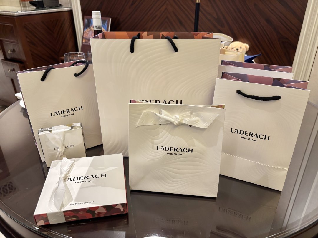 NebulaHazeq's tweet photo. Eating delicious chocolate makes me feel happy. https://t.co/g5yd2cVesn