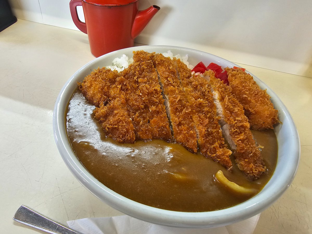 japan_niboshi's tweet photo. 本日の昼食🍛
山形県山形市飯塚町
食事処 里味
かつカレー大盛
たまには麺類以外と思いこちらの
かつカレーを🎶
丼のように深い器にはご飯に玉ねぎと
豚肉が沢山入ったルーがたっぷり❗
サクっと揚がったとんかつが旨くて
とんかつソースが絶品🤤
次は定食も食べに来よう🎶
旨かった😋ご馳走様でした🙏 https://t.co/9lTW6uK1ce