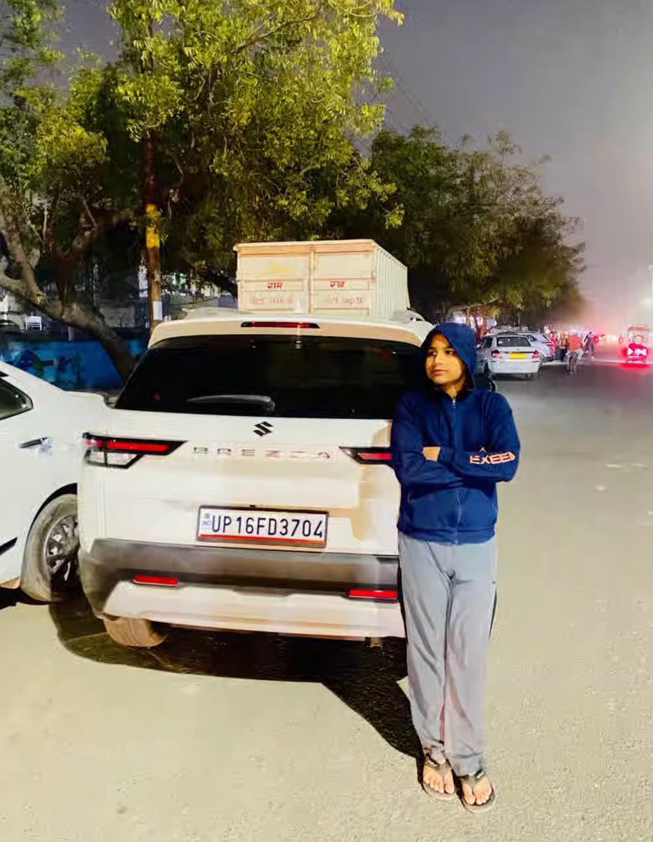 m62tzz's tweet photo. मान्यवर यह कहना चाहता हूँ की आप देख सकते हैं वीडियो के अंदर हथियारों के साथ वी���ियो में पब्लिक में डर  बैठने काम कर रहा है यह सेक्टर 63बहलोपूर का रहने वाले हैं व्यक्तियों से डर बना रहता है कहीं कोई हादसा हो जाए  9411248561 है@sho63 @dgpup @ANoida5144 @112UttarPradesh @Uppolice https://t.co/nPzVkv3wnc