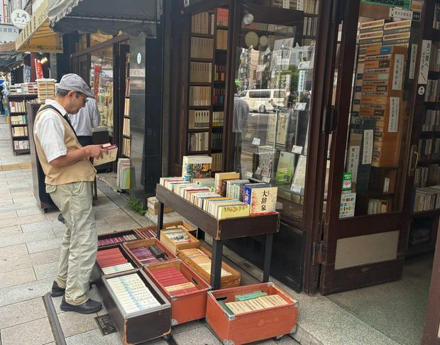 livedoornews's tweet photo. 【判明】古書店で「謎の大量注文」相次ぐ…AI学習か 米国向け「日本の本 50トン」の輸出記録も
https://t.co/0iL40fw3vd

日本各地のオンライン古書店に対して、8月ごろから書籍の大量注文が相次いでいる。生成AIの学習用との見方も広がり、日本から米国に50トン以上が輸出された記録もあるという。 https://t.co/PlXlAJwlAJ