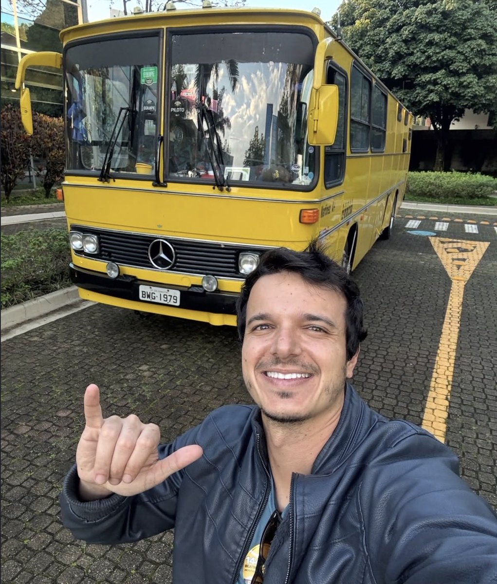 rafamacris's tweet photo. 1ª etapa da Futuro Glorioso Tour concluída com sucesso!!

Foram mais de 2 mil quilômetros, 3 estados e 14 cidades nos últimos 6 dias em um busão amarelo 1979 com lives 24h, que quebrou algumas vezes durante o caminho mas cumpriu o seu papel de nos ajudar a passar a nossa mensagem para as pessoas ao redor do Brasil!

Algo de muito grande está acontecendo... A ONDA PRETA E AMARELA está aí... Vote 14! Vote @RenanSantosMBL 

O que acharam dessa primeira pernada?
Acompanharam? Ansiosos pela segunda!?