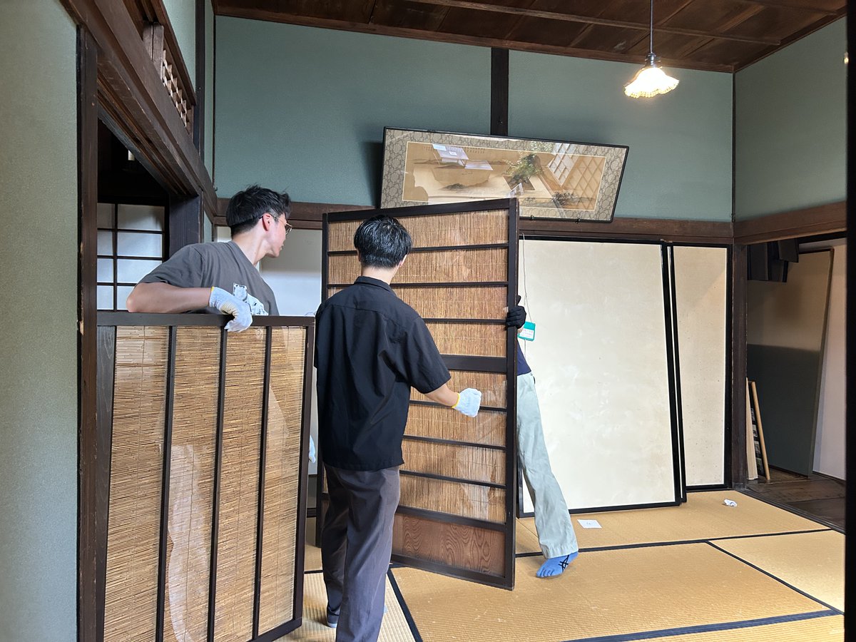 kyuozawake's tweet photo. 新潟大学工学部工学科建築学プログラムで勉強されている学生さんが障子戸の入れ替えを手伝ってくださいました。無事秋冬春の部屋の仕様に整えることができました。ありがとうございました。 https://t.co/dPGpjUrcYw