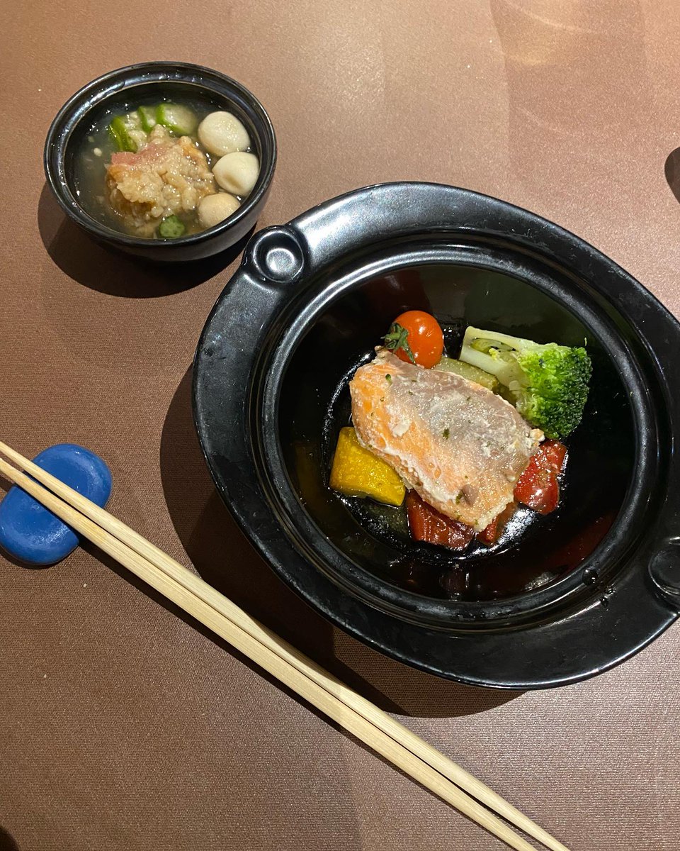 Linda3495's tweet photo. Loving the presentation of this salmon and vegetable clay pot dish. Sometimes the simplest meals are the most satisfying ��� https://t.co/taVgULEePM