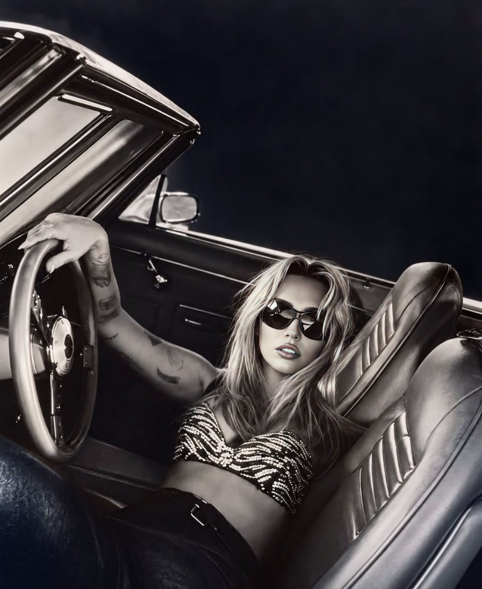 allmileysources's tweet photo. Omg Miley https://t.co/kw7LjO18Eb