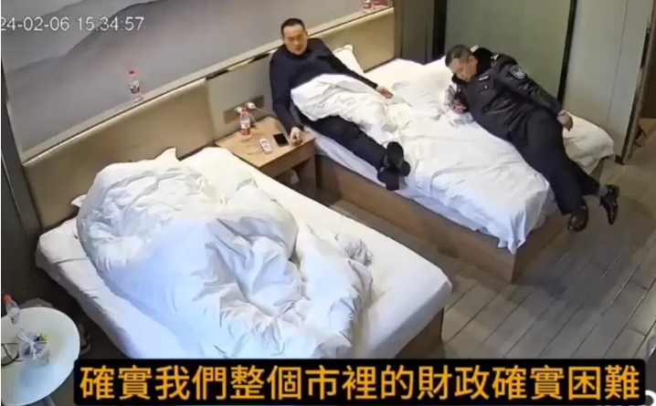 jasonbugui's tweet photo. 看了湖南邵阳这个跨地捕捞的视频，很多人会说电视剧都不敢这么拍。但如果你翻看近些年很多地方的财政预算、决算报告，你会发现它们是“写下来”的（要创收），来缓解正常税基下降所带来财政压力。
这些年，两个为财政“注入能量”的隐形单位，一个是地方平台，有息债务70万亿左右； 另一个就是城乡老年人，“少”分得的养老金从2013年至2025年，大概也有70万亿左右。
现在前者因为土地财政崩塌而掣肘。后者，依然是默默做贡献、沉默的大多数。
