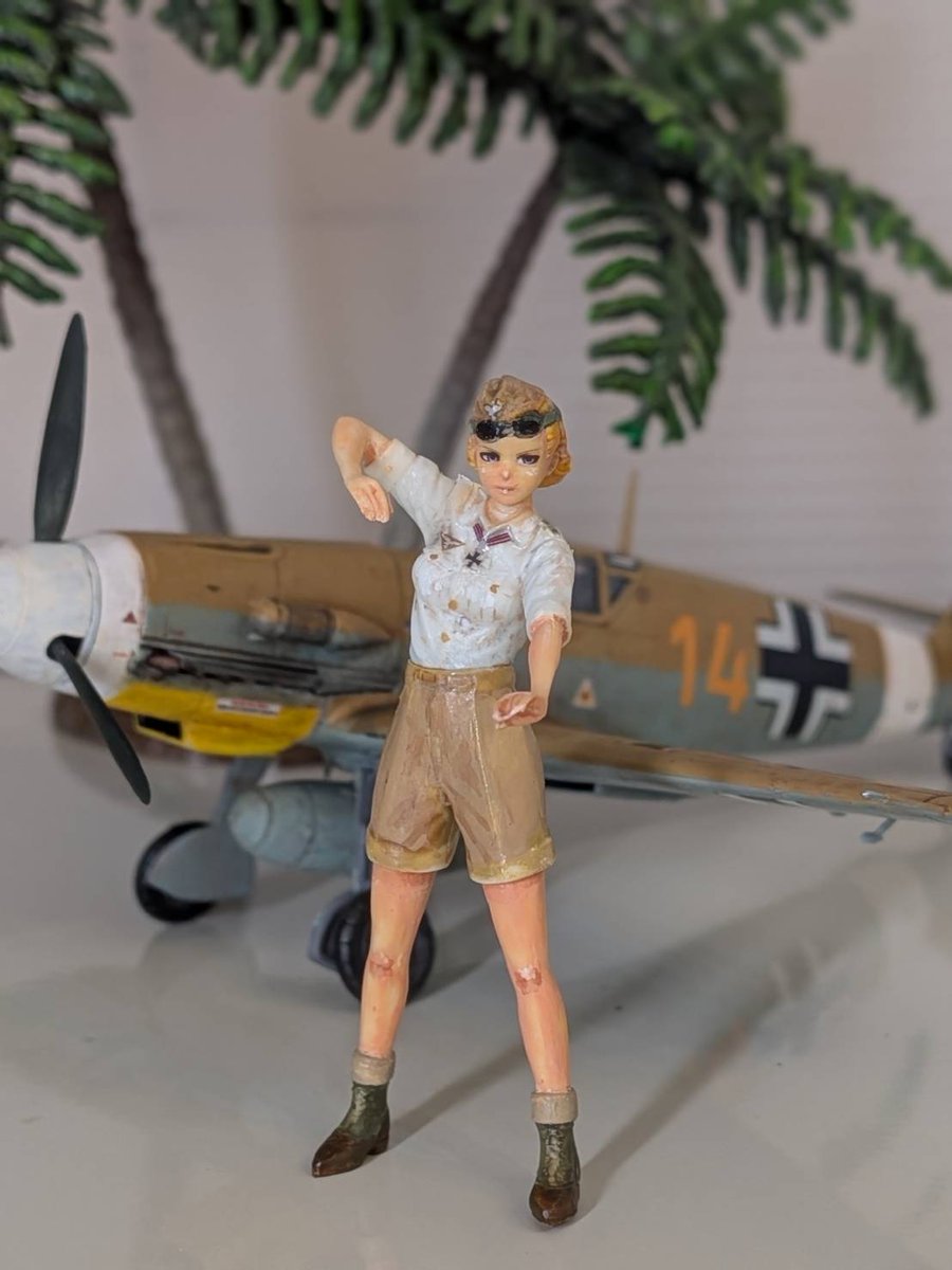 LOVEorCRAFT's tweet photo. ファインモールド 歴装ヲト��シリーズ 1/35ローザw1/72Bf109F-4trop 完成ということに。ローザ大尉を塗って満足してしまい仕舞い込んでいたのを積み滅ぼし。デカールはマルセイユ機を選びました。Bf109、なんとなくスピットファイアとかと同じくらいかと思ってたけどめっちゃ小さい飛行機なのですね。 https://t.co/KYKY1w8Qxh