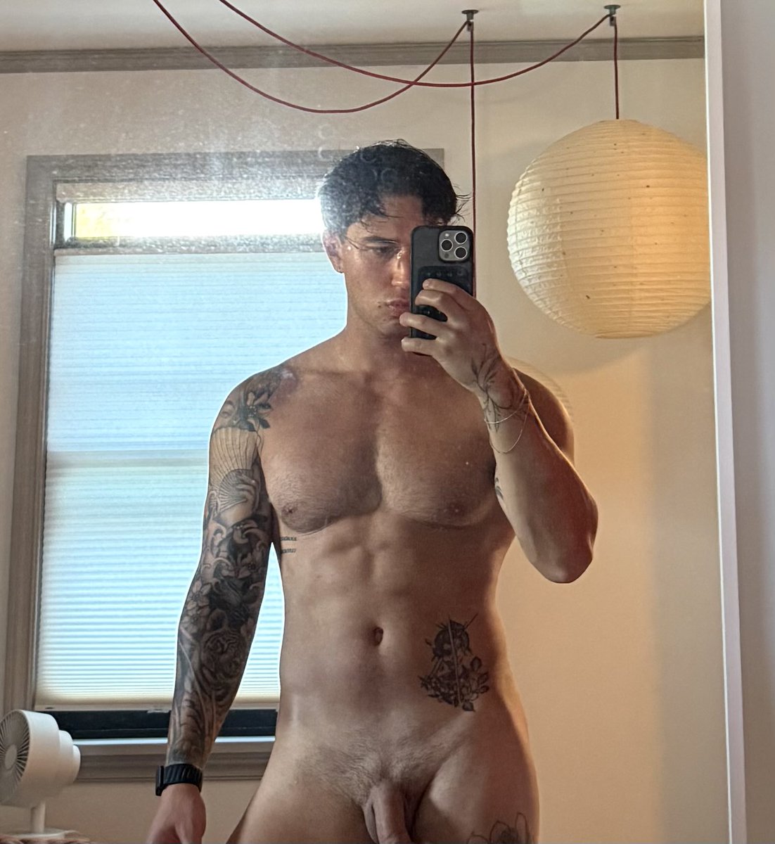 ELamicella's tweet photo. Dirty mirror smh https://t.co/GFSwfXY923