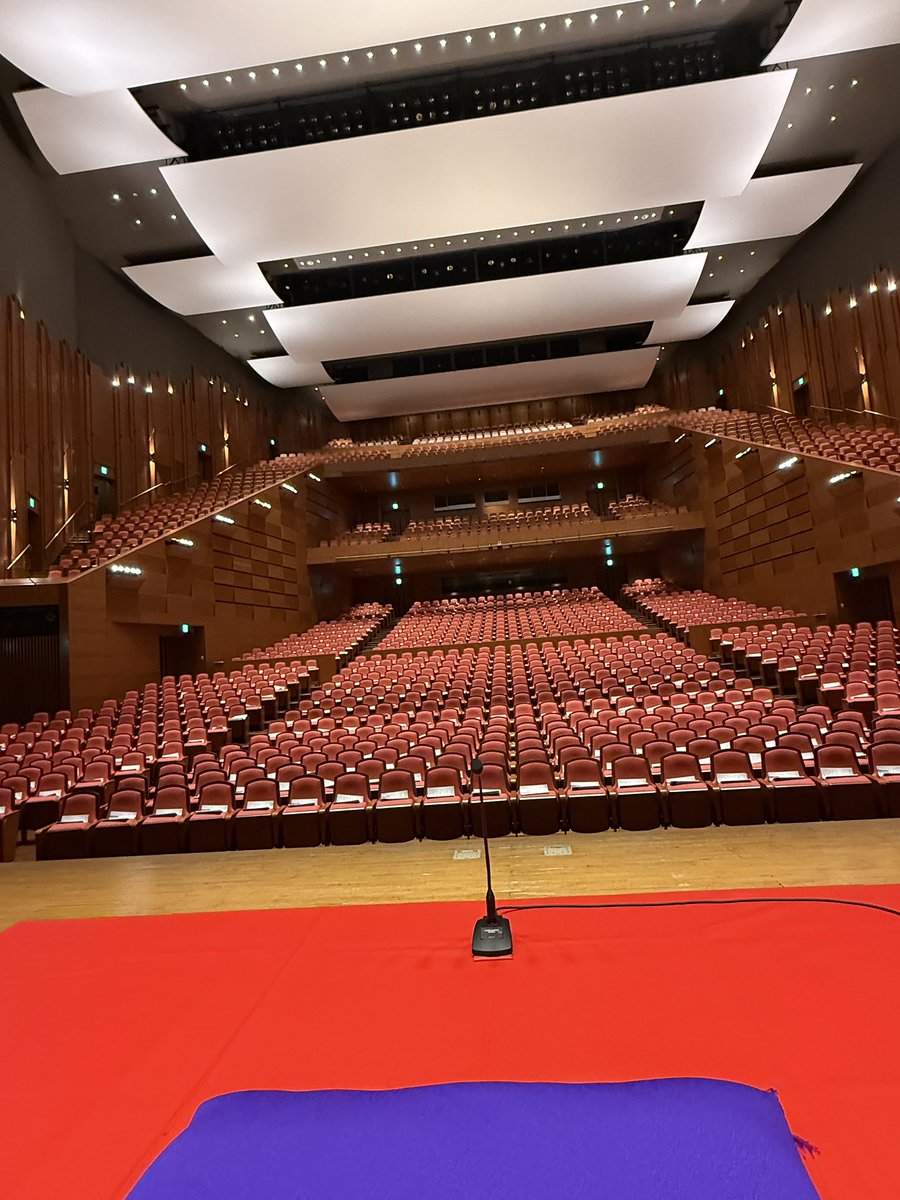 azumihayashiya's tweet photo. 昨日は埼玉県川越市での
小遊三・たい平二人会で高座に上がらせていただきました。

台風でしたが1000人以上のお客様で
お足元の悪い中、師匠方を楽しみにご来場くださいました明るく力強いお客様で！ありがとうございます！

単衣の着物、今年作った新しいものを着ています。
たっくーさんの上野ゾク夏祭りでは
この着物の色違いのブルーを着ました😃

洗える着物なのでいっぱい汗をかいてもじゃぶじゃぶ洗えるので安心です。