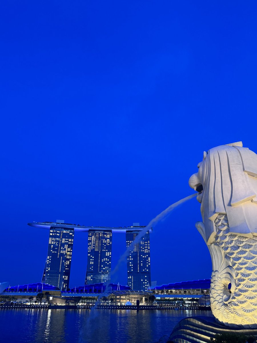 jhfejk's tweet photo. Caught in this pure Klein blue night. Marina Bay is absolutely glowing. https://t.co/XHyBdnKWq2