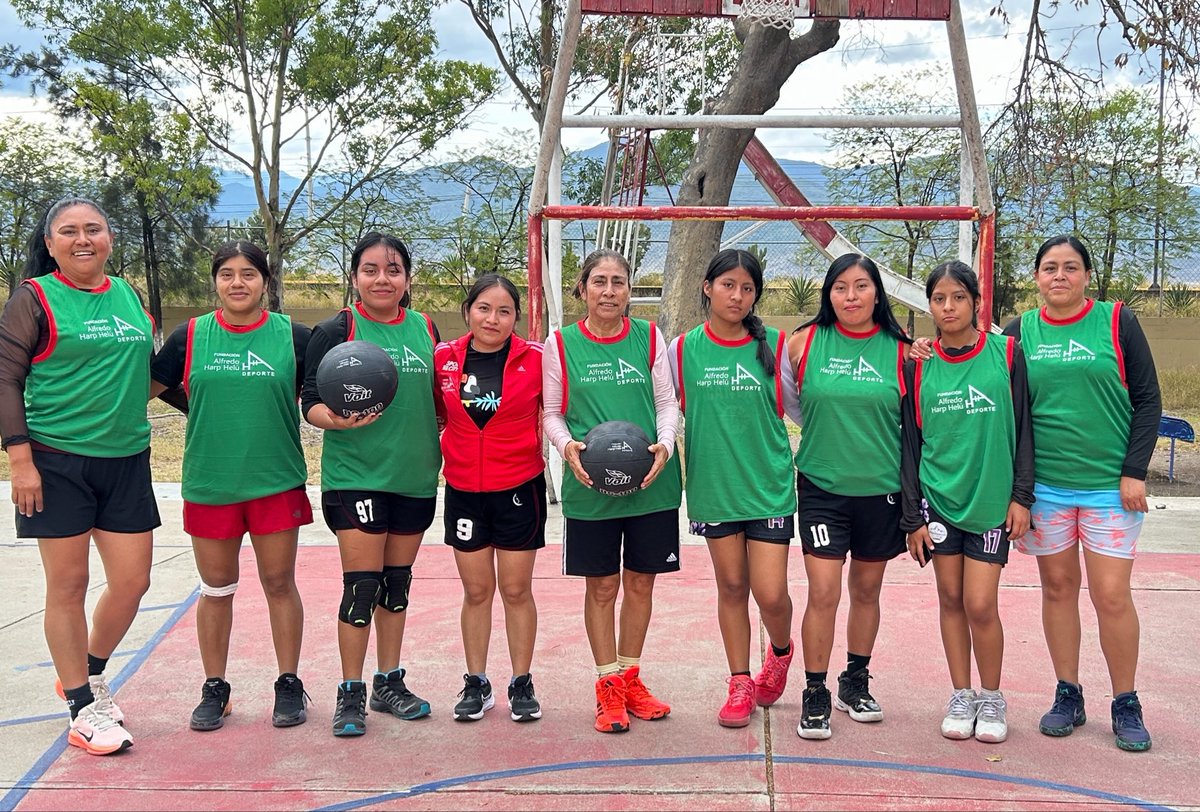 S50092Elizabeth's tweet photo. @FAHHdeporte 
Promotora Voluntaria Deportiva del semáforo🔴🟡🟢 Deportivo 
ELIZABETH SANTIAGO VILLALOBOS 
Muchísimas gracias por las casacas Y pelota de 🏀 al equipo de PIRATAS 
La cual están jugando su segunda liga basquetbol. 
En TLACOLULA DE MATAMOROS OAXACA.@SanVillalobo_S https://t.co/GO8PLKBdJJ