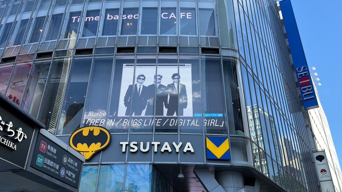 SHIBUYA_T_MUSIC's tweet photo. 【#Number_i ②】
さらに‼
シブツタ地下2F入口付近、駅連絡通路にも4thシングル『REBON / BUGS LIFE / DIGITAL GIRL』ビジュアルが登場中😎✨
展示期間は9月28日(月)まで📅お立ち寄りの際は是非チェックしてください👍
※通行の妨げにならないよう、安全にご覧いただけるようお願いいたします📷 https://t.co/q2K7xTgXK1