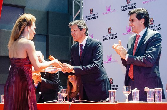icarodf's tweet photo. Na ocasião da formatura, o então prefeito de São Paulo, Fernando Haddad, dançou valsa com as formandas. Um momento simbólico que vale ser lembrado e que aponta para qual tipo de país queremos construir.
Eleitores de SP têm a chance de elegê-lo como governador nesta eleição. ❤️⭐️ https://t.co/kWvrKvUekq