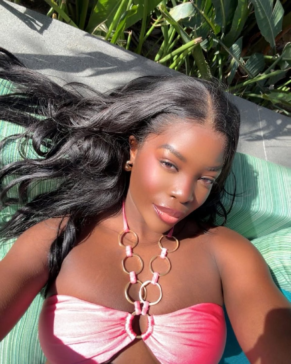 kazkamwi's tweet photo. sun is out hallelujah 🩷🌞🌴🫧🦋 https://t.co/0KdXbAEObP