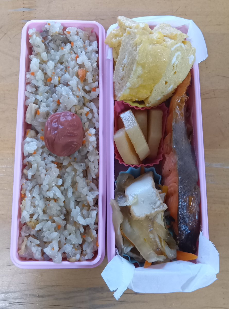 TFA_Kousuke's tweet photo. 今日はなりたい自分にフィットするフィットネスのフィットネスの日
1987(s62)年今日、日本フィットネス協会が設立された事から
我儘叶え
ハッスルしながら本日の　#お弁当
#かやくご飯
#焼鮭
#煮浸し
#煮物
#出汁巻玉子
秋だね
江戸時代には同量の銀と交換された舞茸は桁違いの免疫力
舞茸も我儘叶え��� https://t.co/2RIBx7Lljs