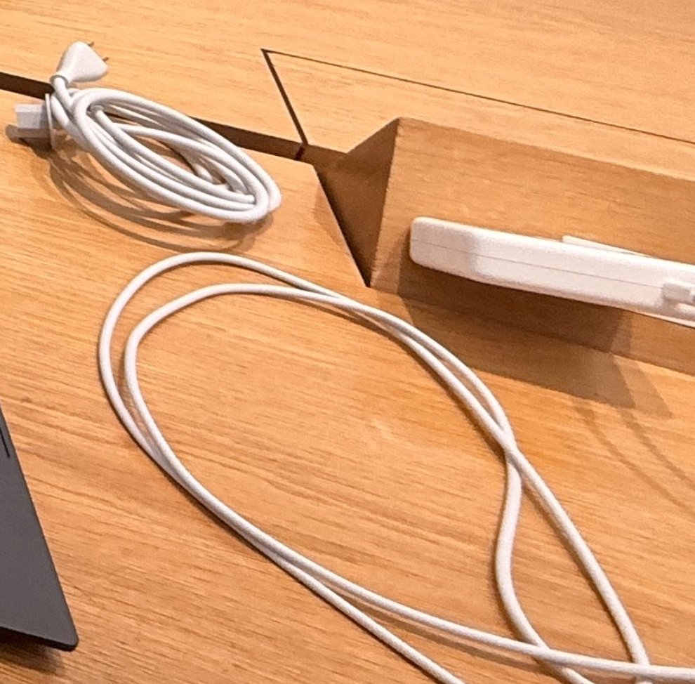 r13's tweet photo. @NixFred The cable for the "airpods" in question. https://t.co/37IMiwHrPe