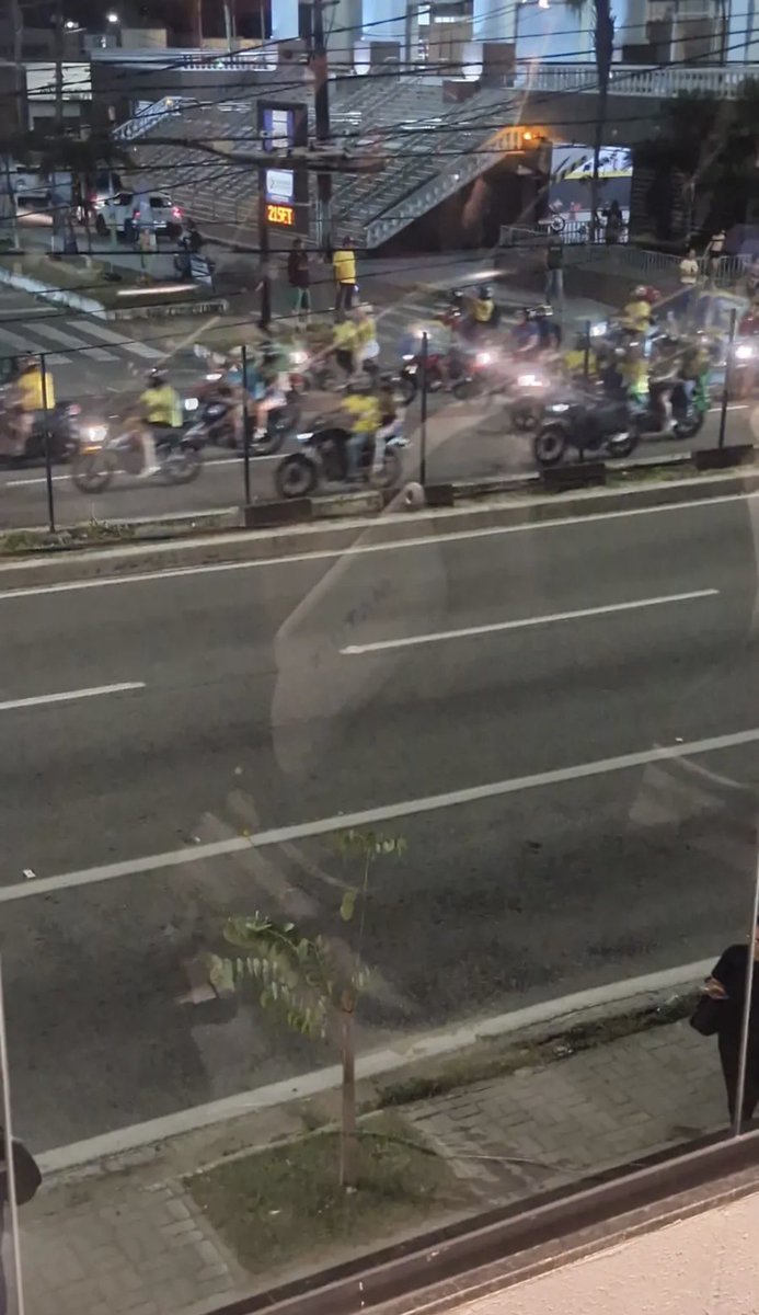 diogesluiz's tweet photo. O app de navegação por GPS, o Waze, foi marcado com símbolos de “Gados” no percurso da motociata bolsonarista, em Natal (RN), realizada nesta segunda (21). https://t.co/z79ndSZVd2