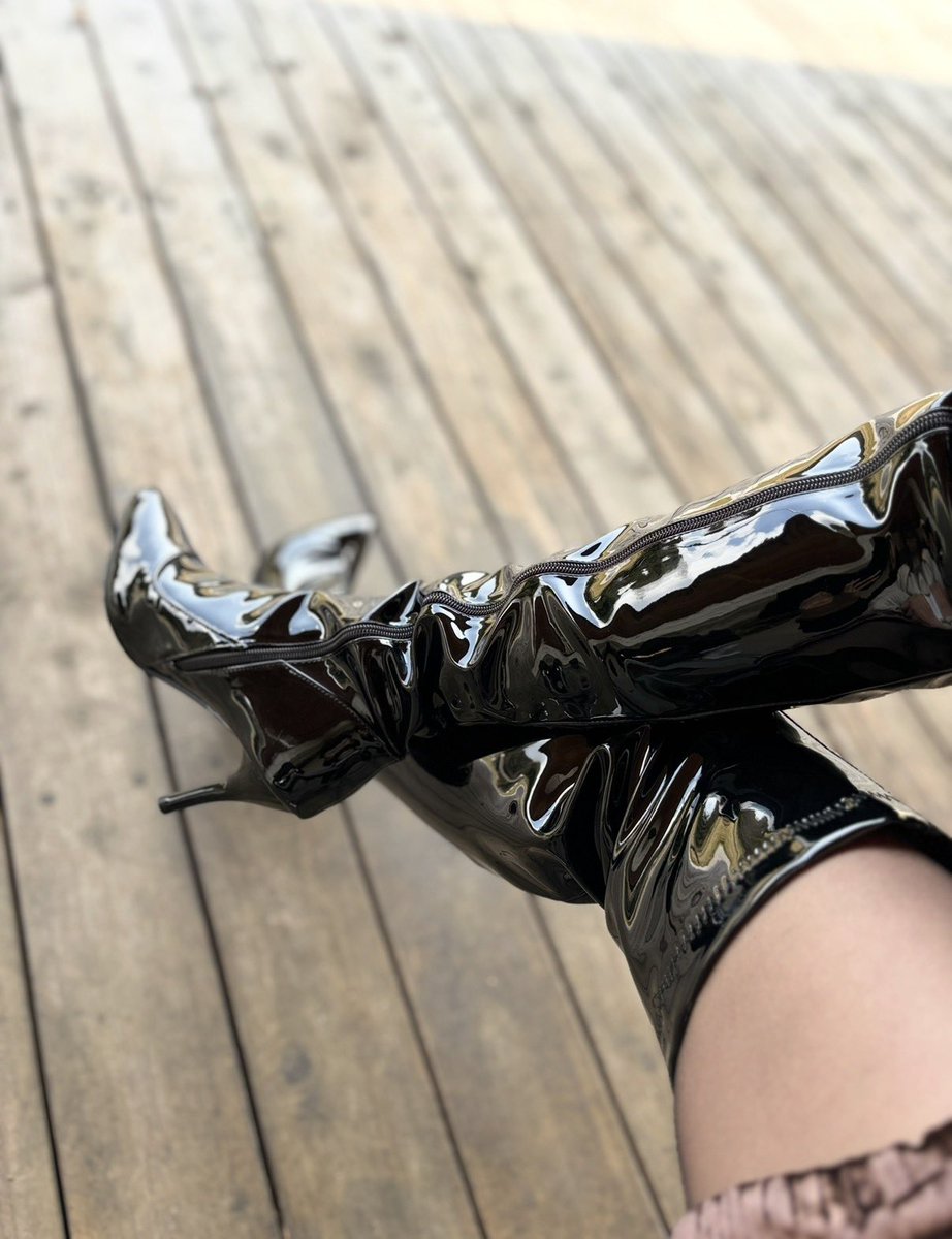 MEGU32184006's tweet photo. おはよ☀️
朝からこれ履いてるとちょっと目立つよね🖤

こういうの好き？それとも普通の靴派？👀 https://t.co/ufpFFNz1EN