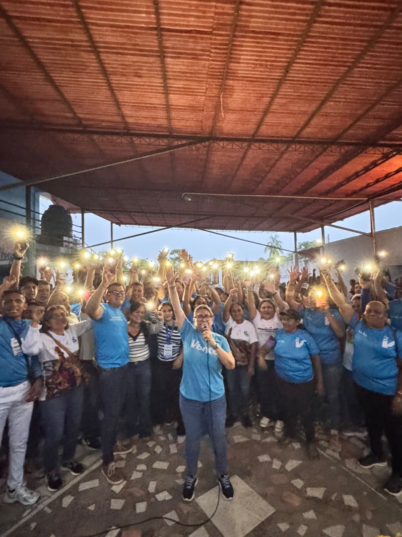 VenteApure's tweet photo. Así vivimos la asamblea en la parroquia Elorza del municipio Rómulo Gallegos, desde lo más criollito del mapa! 🇻🇪

Coordinadora regional de Vente Apure, @nahirmota , acompañó a la comunidad para compartir un mensaje de fe, convicción y trabajo. 
 @MariaCorinaYA
#Apure #Vzla https://t.co/FEwbRyyRJZ