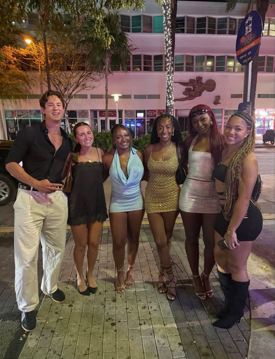 mmb4rtv's tweet photo. They really matched that entire weekend https://t.co/VqqI7iFb6V