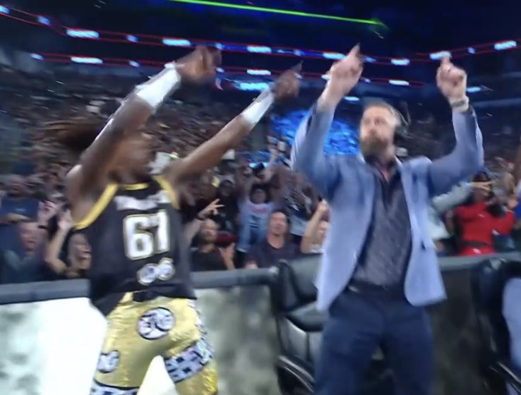 FadeAwayMedia's tweet photo. WADE BARRETT AND JE’VON EVANS VIBING DURING THE COMMERCIAL 😭

#WWERAW https://t.co/7PBS8BSBaO