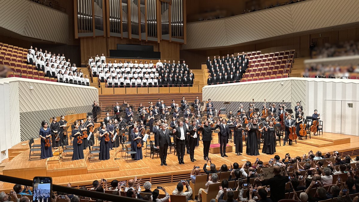 NHKSO_Tokyo's tweet photo. 「私たちはまだまだやれる」

――――――――――
昨日9/21、#N響 は高崎で演奏会を行っていましたが、N響宣伝担当者は反対方向の川崎に向かいました。

N響でも #東響 でも《#7つの封印の書》をお聴きください、との皆さまへの呼びかけを自分自身も実行しようと、ミューザ川崎シンフォニーホールにお伺いし、#ロレンツォ・ヴィオッティ 指揮、東京交響楽団の演奏を拝聴しました。

台風接近のため、あいにくの荒天でしたが、客席内はほぼ満席。
第1部と第2部の間に挟まれた休憩中、ロビーで聞こえてくるお客様の会話からは、N響と東響の演奏を1回ずつ聴いた方だけではなく、NHKホール、サントリーホール、そしてミューザ川崎で1公演ずつ、計3回聴かれた方もたくさんいらっしゃることがわかりました。
ネット上の書き込みを見ると、4公演皆勤された方も珍しくないことを知り、驚くとともに、とてもありがたく、頭が下がる思いです。

#ヴィオッティ さんを中心に、オーケストラ、最高峰の歌手たち、オルガンの #大木麻理 さん、そしてすべて暗譜で歌い上げた #東響コーラス（#合唱指揮 はN響公演でも同役を務めた #冨平恭平 さん）によって繰り広げられた演奏は、たいへん充実したもので、心の底から感動しました。

そして、偉大な作品ではあるものの、日本では決してメジャーとは言えない《7つの封印の書》で、4つの会場の客席がほぼ埋まり、オーケストラ、ソリスト、合唱団が圧倒的な演奏を繰り広げられたことに、首都圏、ひいては日本のオーケストラとお客様の層の厚みを改めて実感しました。

オーケストラやクラシック音楽を取り巻く環境が決して楽観できるものではないことを示すようなニュースが日々飛び交い、その厳しさを増す環境の中で、より良いコンサートを届けようと苦闘する日々が続いています。私たちもその例外ではなく、「果たしてこのままオーケストラを続けていけるのだろうか」と考えることも少なくありません。

しかし今回の一連の《7つの封印の書》のコンサートでは、音楽家たち、そしてスタッフが一致団結して世界に誇れる音楽をつくり出し、それを心から楽しんでくださるお客様の姿を見ることができました。
そしてその光景は、「まだまだ私たちはやれる」という強い思いを与えてくれました。

今回の《7つの封印の書》プロジェクトを通じて、音楽家、スタッフ、メディア、そしてお客様が一体となれば、日本でもこのような大作を成功へ導くことができることを改めて実感しました。

また、この《7つの封印の書》をめぐる東響さん、ミューザ川崎シンフォニーホールさんとの共同プロモーションにあたっては、#ぶらあぼ @bravo_tweet  さんに大変お世話になったことを、ここに記しておきたいと思います。

N響、そして東響さんをはじめとする日本のオーケストラの歩みを、これからも温かく、そして期待を持って見守っていただければ幸いです。