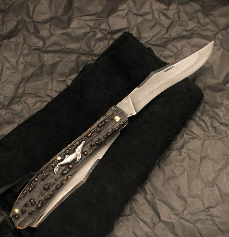 JapanKnifeGuild's tweet photo. #JKGナイフショー 出展者紹介

王涵（ワン・カン）さん

中国出身、ナイフだけでなくシルバーアクセサリーやレザークラフトの製作なども手掛けるアーティスト。
2026年JKGメーカー会員となる。(株) 創美工夫代表。

作品はWtopia WorksのInstagramで確認できます。

https://t.co/HZaPApLf98 https://t.co/karhq6Lx38