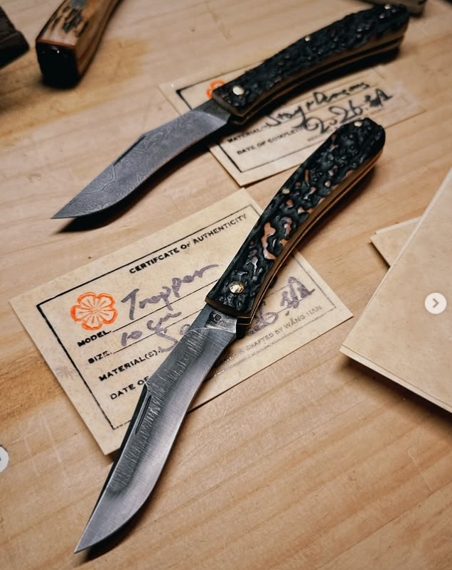 JapanKnifeGuild's tweet photo. #JKGナイフショー 出展者紹介

王涵（ワン・カン）さん

中国出身、ナイフだけでなくシルバーアクセサリーやレザークラフトの製作なども手掛けるアーティスト。
2026年JKGメーカー会員となる。(株) 創美工夫代表。

作品はWtopia WorksのInstagramで確認できます。

https://t.co/HZaPApLf98 https://t.co/karhq6Lx38