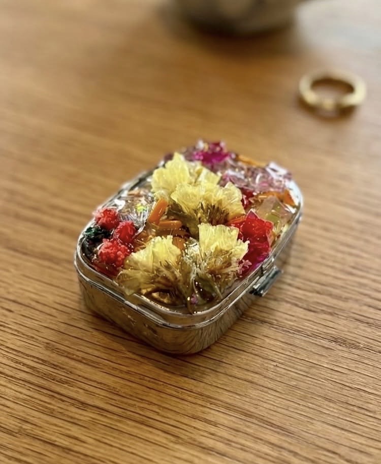 ss_kamiarakawa's tweet photo. 【カリキュラム紹介①】
ものづくりで、オリジナルの小物ケースを作りました✨

好きなパーツを選んで配置し、レジンで固めて完成👏
それぞれの「好き」が詰まった、世界にひとつだけの作品に◎

楽しみながら、集中力や創造力を育む時間になりました🌱

#自立訓練 #就労移行支援  #ソーシャルスクエア https://t.co/QaK0V0tcOh