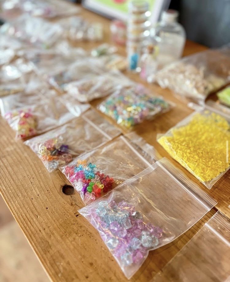 ss_kamiarakawa's tweet photo. 【カリキュラム紹介①】
ものづくりで、オリジナルの小物ケースを作りました✨

好きなパーツを選んで配置し、レジンで固めて完成👏
それぞれの「好き」が詰まった、世界にひとつだけの作品に◎

楽しみながら、集中力や創造力を育む時間になりました🌱

#自立訓練 #就労移行支援  #ソーシャルスクエア https://t.co/QaK0V0tcOh