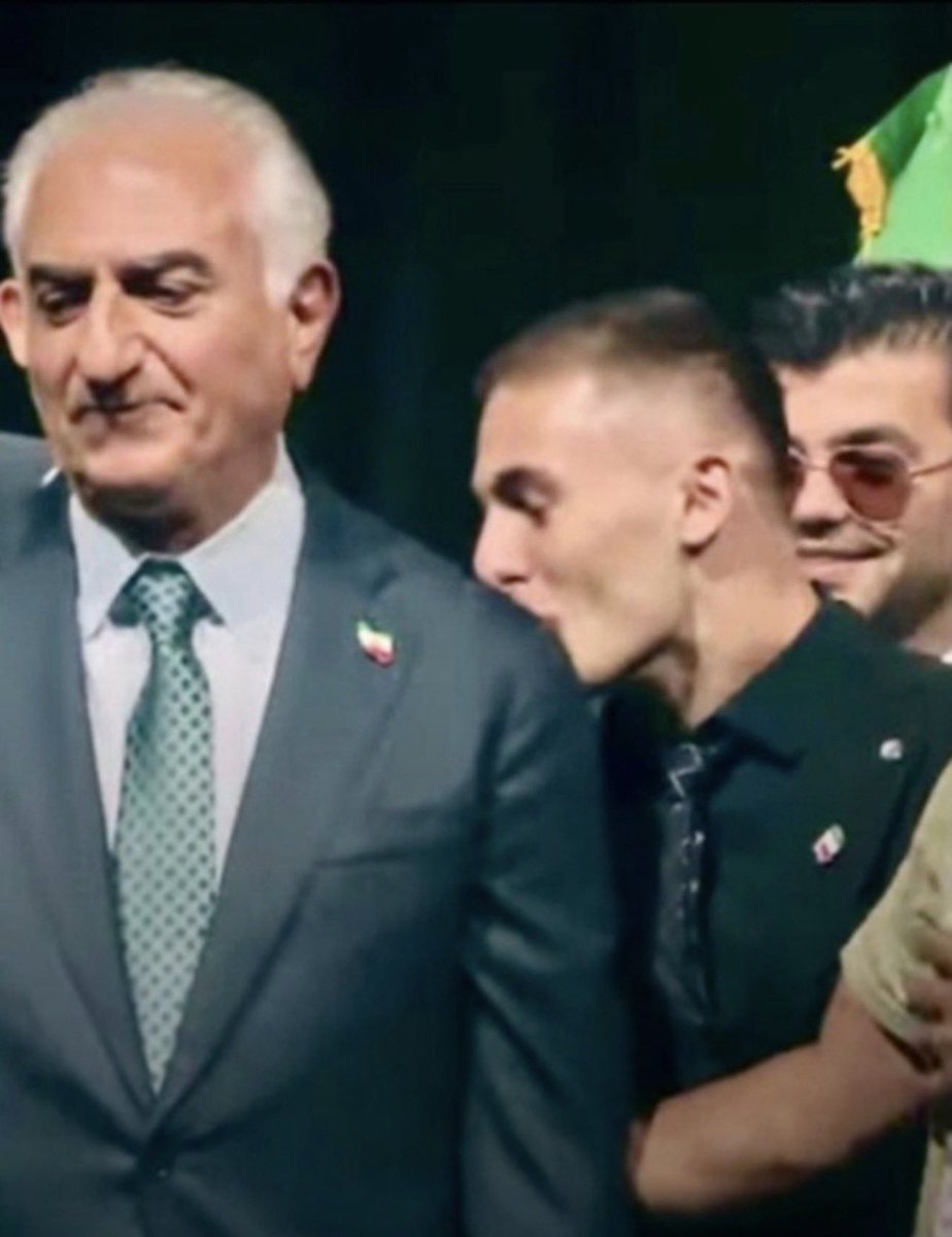 ehs_arj's tweet photo. چرا علی زارعی به ایران بازگشت؟  #علی_زارعی را اعدام نکنید!

مردم ایران «تلفات جنگی» نیستند. اگر نمی‌توانید از مردم ایران در برابر گلوله‌های جنگ دفاع کنید، دست‌کم با فریب، حقه‌بازی و شارلاتان‌بازی آن‌ها را در برابر گلوله و طناب دارِ سرکوبگران جانی قرار ندهید.
از خون مردم ایران تغذیه نکنید.