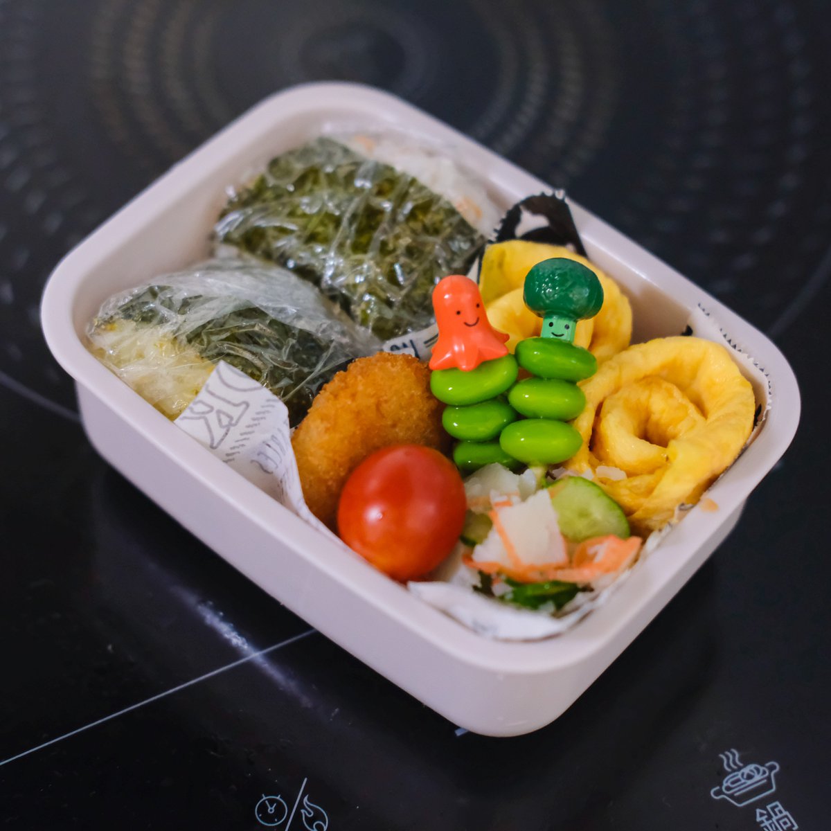 yoko_lunchbox's tweet photo. 🍀︎おはようございます🌞

超久しぶりのお弁当投稿！

体調を崩しておりました
ぼちぼち体慣らし程度から
無理せず始めていけたらと思います😌

＊のりたま､鮭マヨ🍙
＊たまごくるくる
＊カニクリームコロッケ
＊きゅうりカニカマ
＊枝豆🍅

#新社会人弁当 #おにぎり弁当
#応援弁当 
#今日のお弁当 https://t.co/tVqdlZRT5f