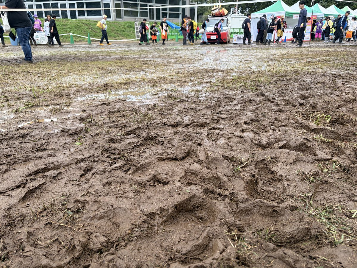 mrks90's tweet photo. 試される田植えフェス
#風とロック芋煮会 https://t.co/dRDpvIncze