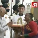 baezdalia3t's tweet photo. [India]Transgender folk dancer &amp;quot;Matha B Manjamma Jogati&amp;quot; receiving PadmaShri (highest civilian award in India) by the President of India
#ViralWow #SFxPerthDomiia https://t.co/GOsEitiBpr
